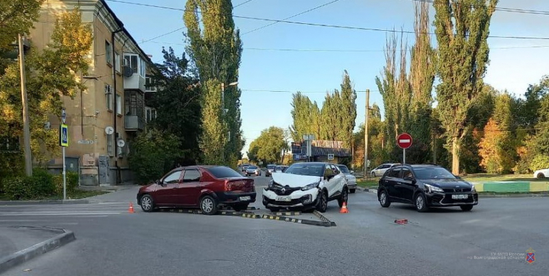 Сдававшая задом иномарка отправила в больницу двоих волжан Сдававшая задом иномарка отправила в больницу двоих волжан