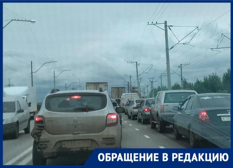 «Скачем по ямам и стоим в полуторачасовых пробках»: волжанка показала на видео, как живет мост через ГЭС «Скачем по ямам и стоим в полуторачасовых пробках»: волжанка показала на видео, как живет мост через ГЭС