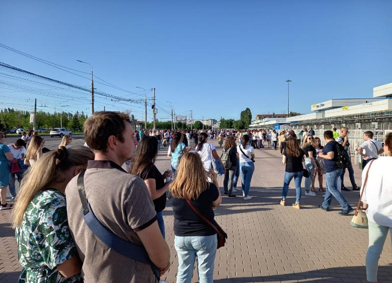 Тысячи волгоградцев пришли к «Волгоград Арене» на концерт «Руки вверх!» Тысячи волгоградцев пришли к «Волгоград Арене» на концерт «Руки вверх!»