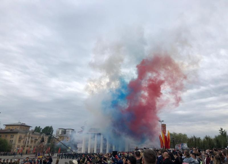 200 тысяч рублей после парада в Волгограде выпустили в небо 200 тысяч рублей после парада в Волгограде выпустили в небо