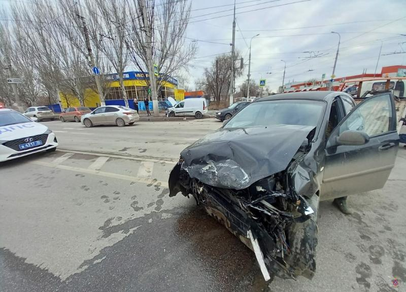 Lada отбросило на тротуар: видео жёсткого ДТП в Волгограде Lada отбросило на тротуар: видео жёсткого ДТП в Волгограде