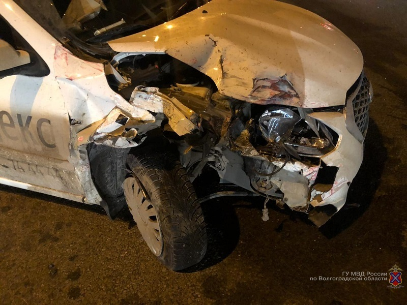 «Яндекс.Такси» врезалось в столб в Волгограде: пассажир погиб на месте «Яндекс.Такси» врезалось в столб в Волгограде: пассажир погиб на месте