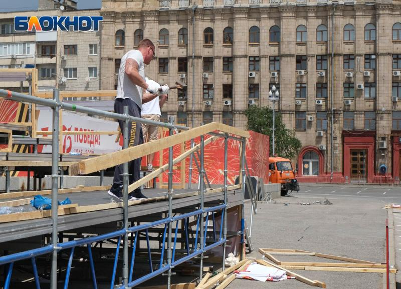 Трибуну за миллионы для Бочарова стали сносить сразу после Парада Победы Трибуну за миллионы для Бочарова стали сносить сразу после Парада Победы