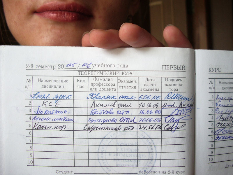 Русская студентка отложила учебники ради мастурбации