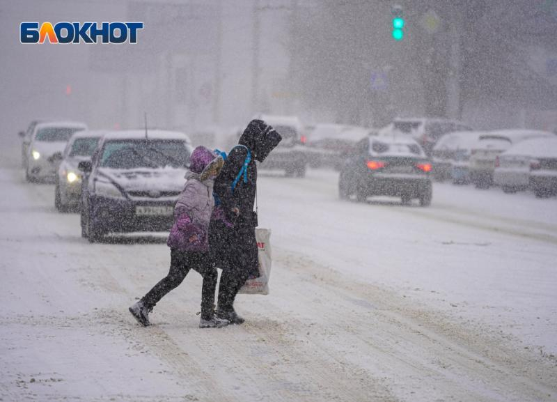 Перебегавшего дорогу 10-летнего школьника сбила женщина за рулем Kia в Волгограде Перебегавшего дорогу 10-летнего школьника сбила женщина за рулем Kia в Волгограде