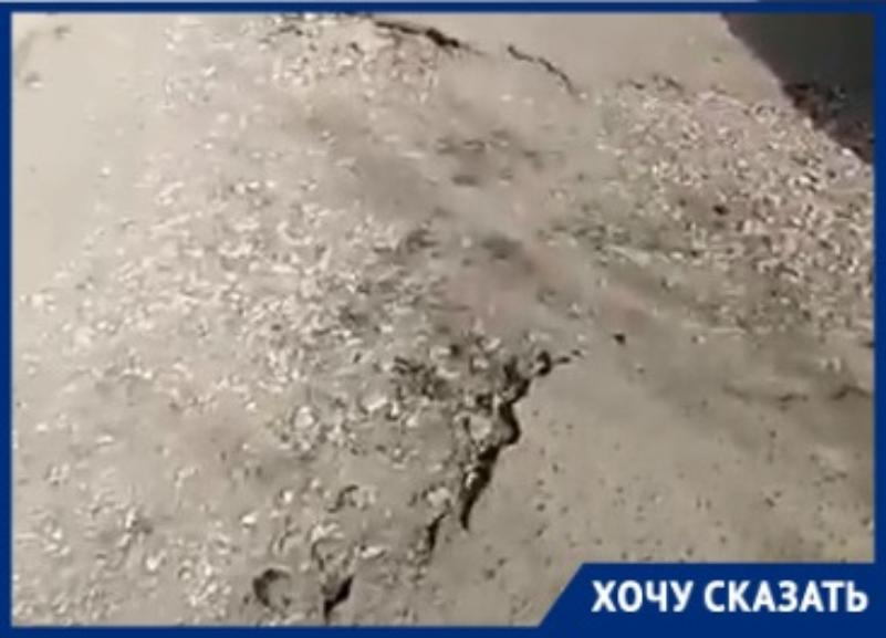 Гигантские выбоины на пути в детскую поликлинику показал волгоградец Гигантские выбоины на пути в детскую поликлинику показал волгоградец
