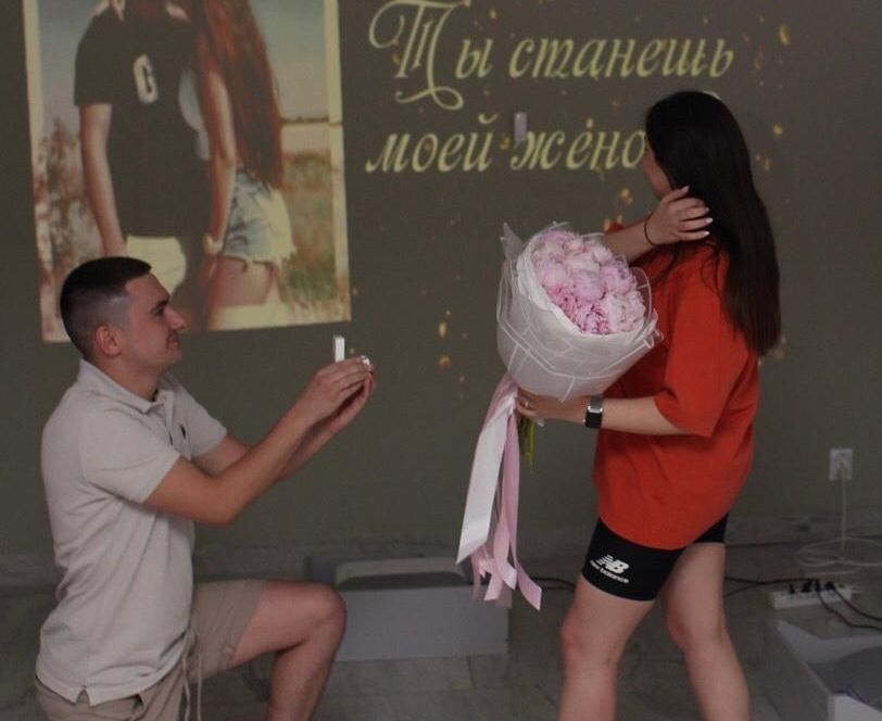 Волгоградец сделал предложение своей девушке прямо на выставке в музее Машкова Волгоградец сделал предложение своей девушке прямо на выставке в музее Машкова