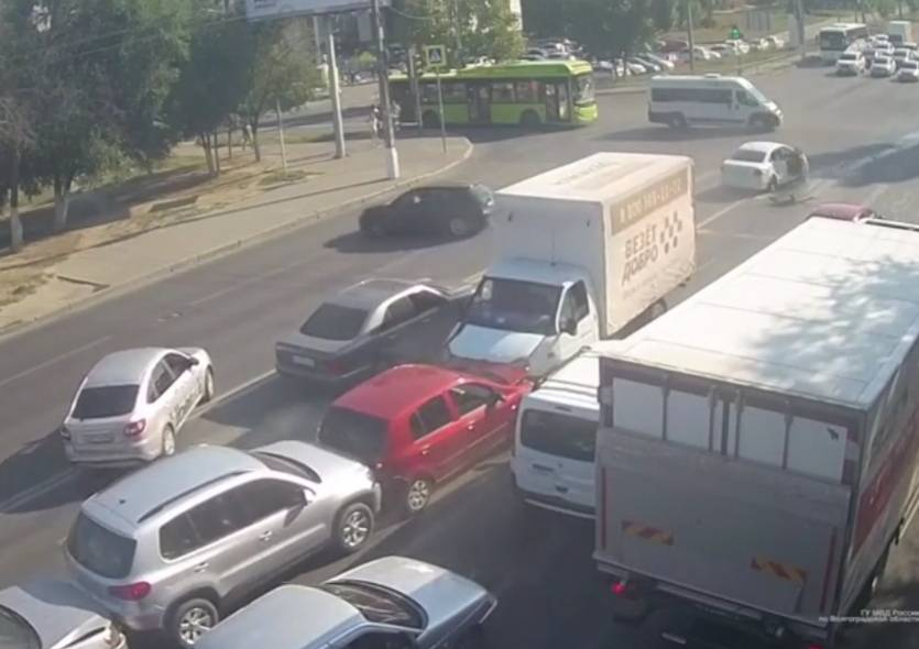 Устроившая в Волгограде массовое ДТП с 7 автомобилями «Газель» могла дать сбой от старости Устроившая в Волгограде массовое ДТП с 7 автомобилями «Газель» могла дать сбой от старости