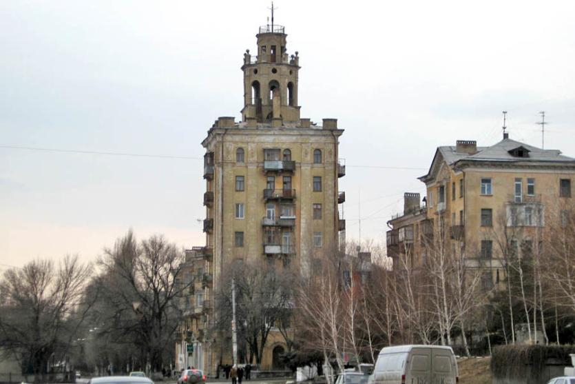 Чиновники разрешили ломать знаменитый дом с башенкой в Волгограде Чиновники разрешили ломать знаменитый дом с башенкой в Волгограде