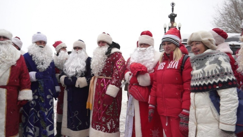 В Волгограде 50 Дедов Морозов спели песню В лесу родилась елочка