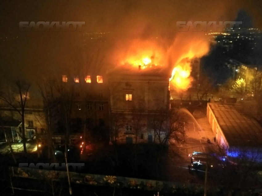 5 часов пожарные боролись с огнем в бывшем детском центре на юге Волгограда 5 часов пожарные боролись с огнем в бывшем детском центре на юге Волгограда
