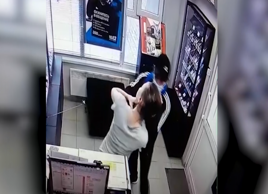 Избиение сотрудницы салона сотовой связи попало на видео в Волгограде Избиение сотрудницы салона сотовой связи попало на видео в Волгограде