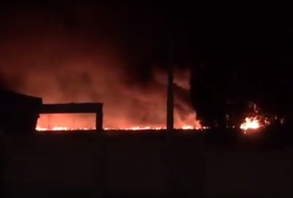 На видео попал сильный ночной пожар на севере Волгограда На видео попал сильный ночной пожар на севере Волгограда