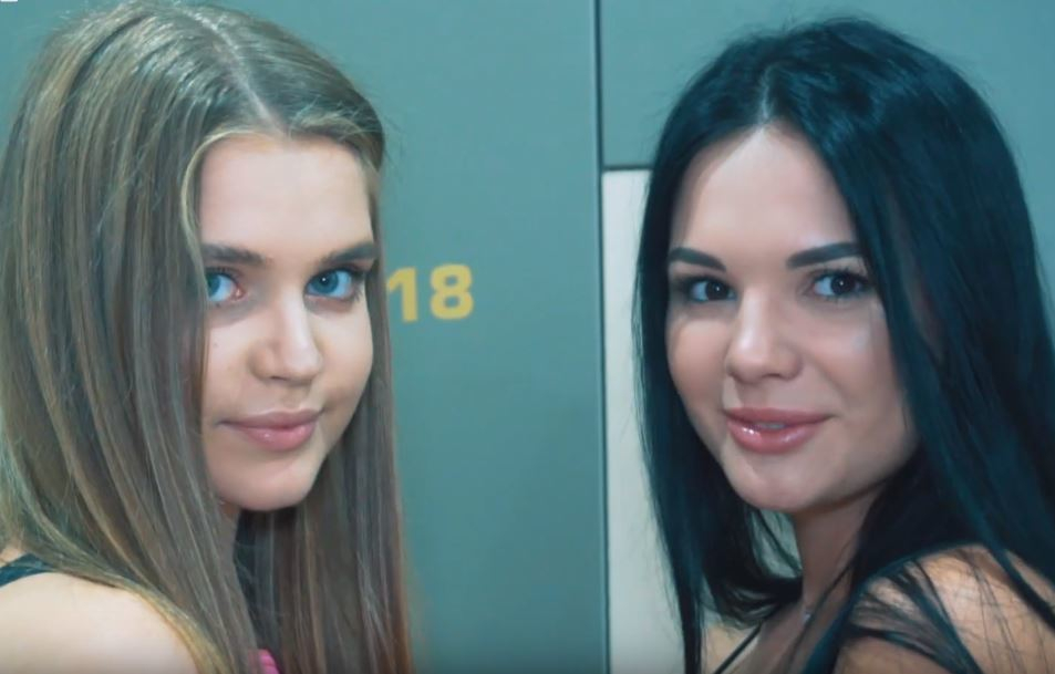 Две по цене одной: блондинка и брюнетка снова поспорили Две по цене одной: блондинка и брюнетка снова поспорили