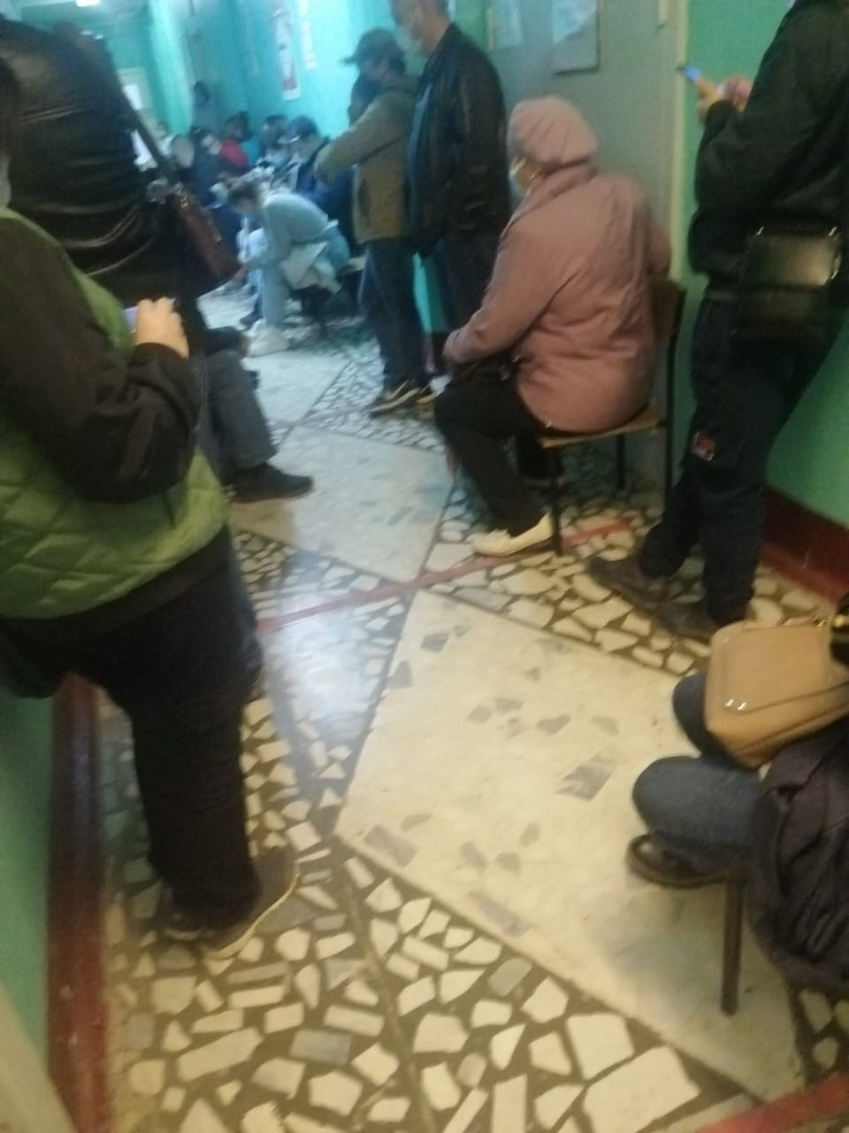 «Наш город захлебнёт тёмно-красная волна»: волгоградец об ужасных очередях в поликлинике «Наш город захлебнёт тёмно-красная волна»: волгоградец об ужасных очередях в поликлинике