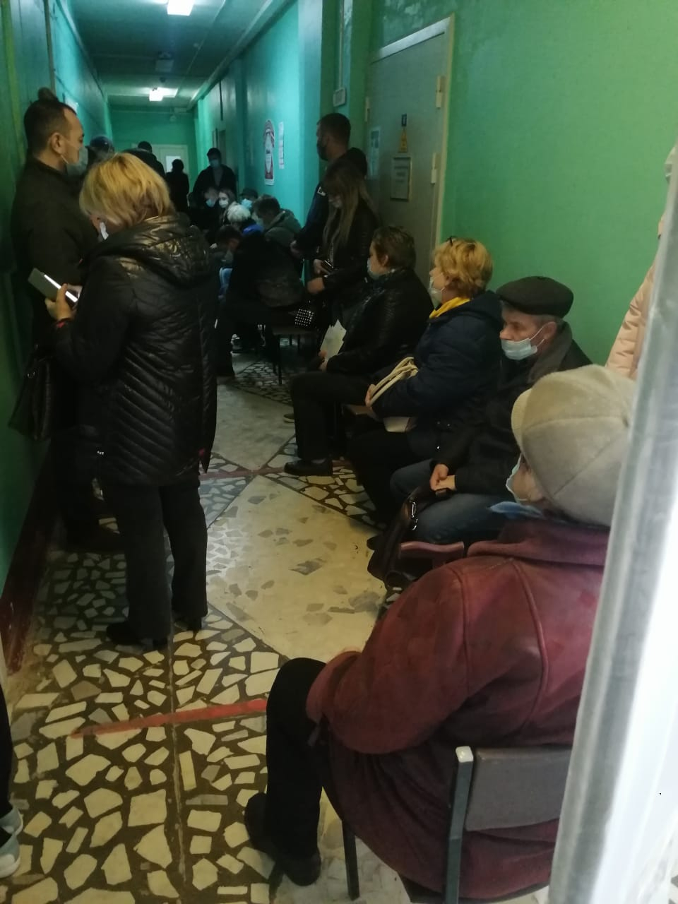 «Минздраву на нас наплевать»: в Волгограде не могут победить огромные очереди больных в поликлиниках «Минздраву на нас наплевать»: в Волгограде не могут победить огромные очереди больных в поликлиниках