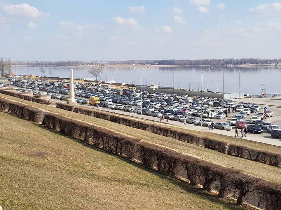 Гигантской парковкой на месте центральной лестницы на набережной возмутился волгоградский активист Гигантской парковкой на месте центральной лестницы на набережной возмутился волгоградский активист