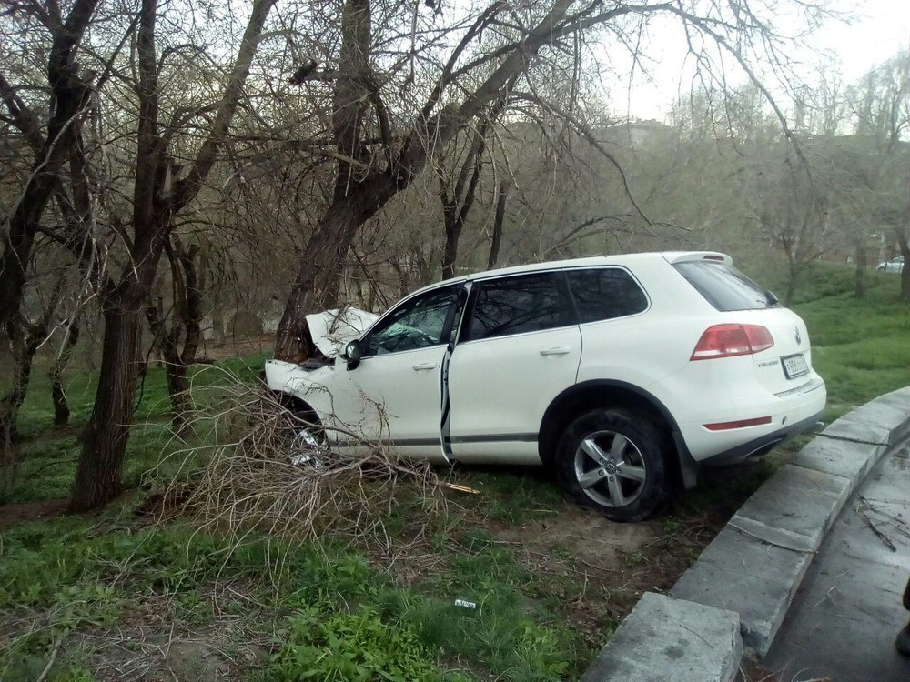 Уснувший водитель на Touareg протаранил дерево в центре Волгограда