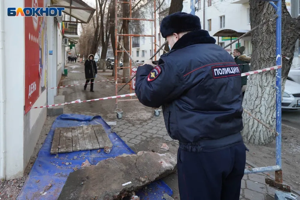 «Висел, не смог дотянуться и упал»: подробности ЧП с рухнувшим балконом в Волгограде