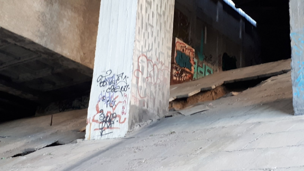 Под Астраханским мостом в Волгограде провалились плиты