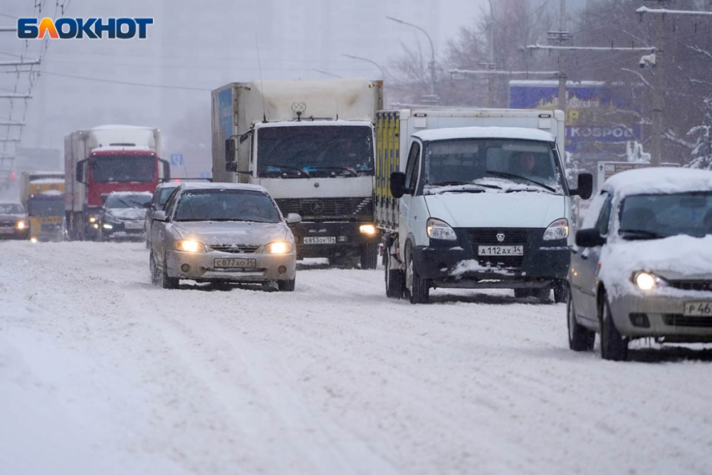 Многокилометровые пробки в час пик начались в Волгограде
