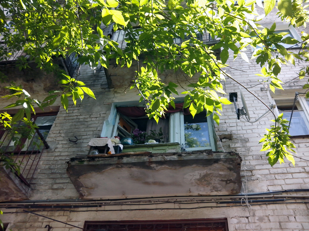 В Волгограде рухнул балкон пятиэтажки: двое в больнице