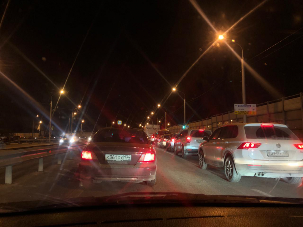 В Волгограде из-за ДТП на «танцующем мосту» выстроилась огромная пробка