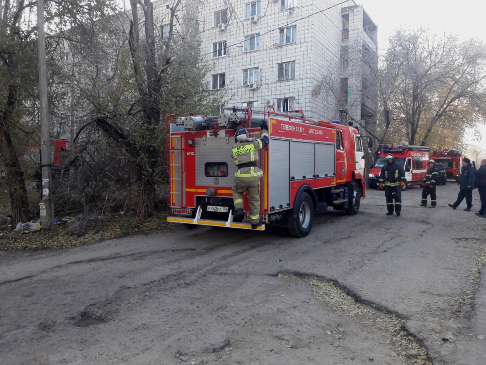 В Волжском загорелись балконы многоэтажки: есть пострадавший