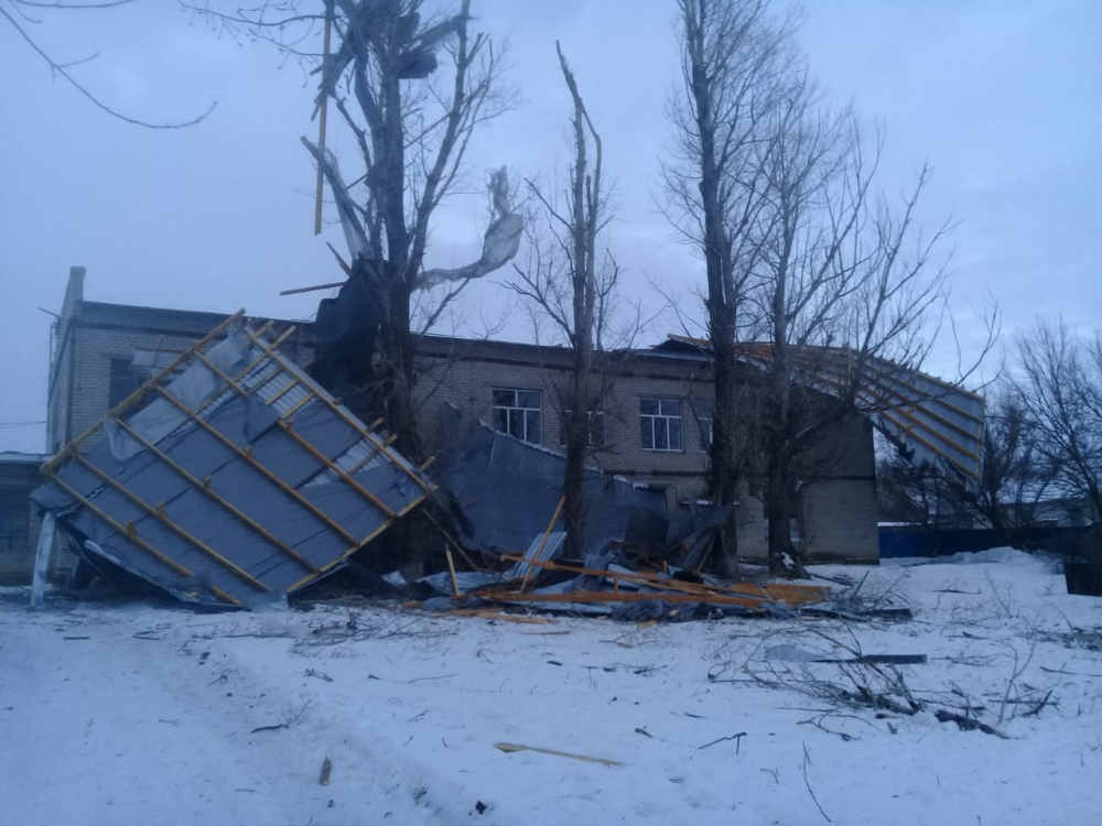 В Волгоградской области снежная буря сорвала крышу со школьного спортзала