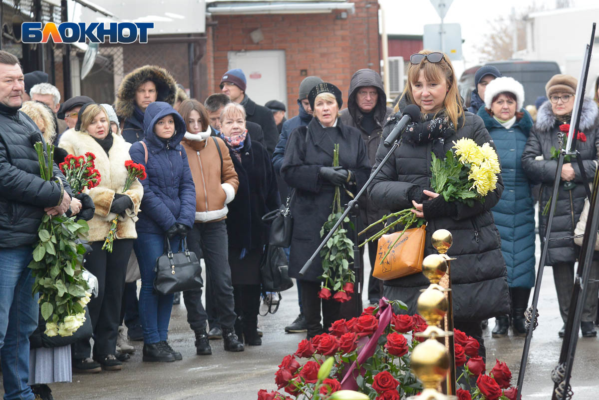 Похороны резцовой фото. Авария врачи Соловьевы Волгоград. Виктор Соловьев похороны. Виктор Юрьевич Соловьев похороны.