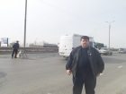 Чиновник в Волгограде пробил колесо своего авто: дорогу экстренно ремонтируют