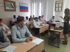 В Волгограде поймали на остановках 19 подростков-нарушителей