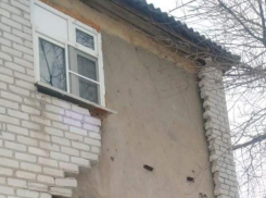 Причиной стал штормовой ветер: мэрия Волгограда прокомментировала обрушение стены жилого дома 