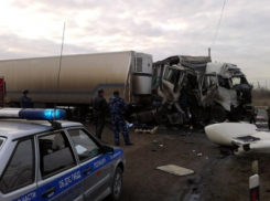 Два водителя покалечились в аварии грузовиков на III-й Продольной в Волгограде