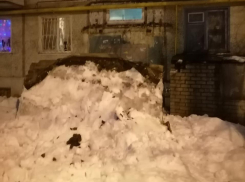 В Волгограде рухнул козырек подъезда с неочищенным снегом 