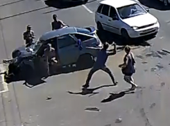 Волгоградец отомстил водителю Renault после ДТП: видео погрома 