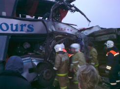 Фоторепортаж: 14 раненых в лобовом столкновении автобуса с грузовиком под Волгоградом