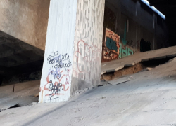  Под Астраханским мостом в Волгограде провалились плиты