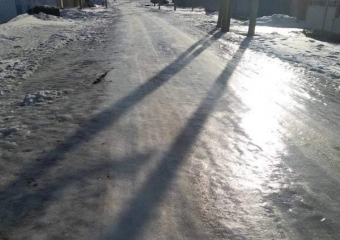 Волгоградцы отказались отпускать детей в школы из-за ледяных улиц