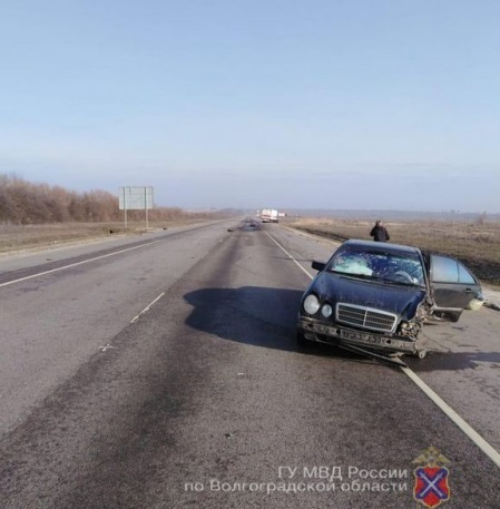 Водитель «Мерседеса» на трассе Волгоградской области врезался в тягач: двое пострадали