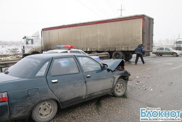 ВАЗ протаранил фуру на трассе в Волгоградской области