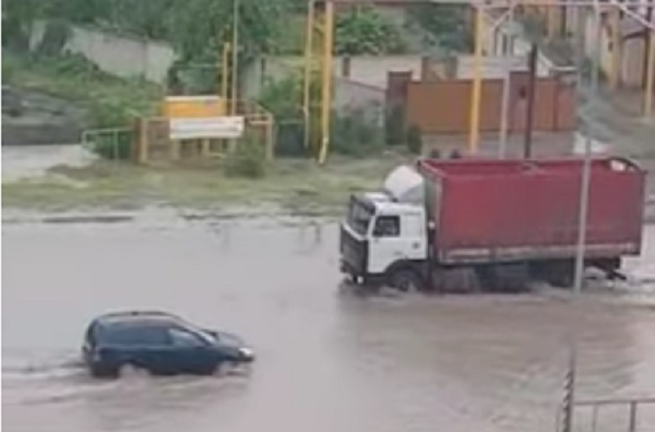 В Волгограде затопило дорогу к дому губернатора
