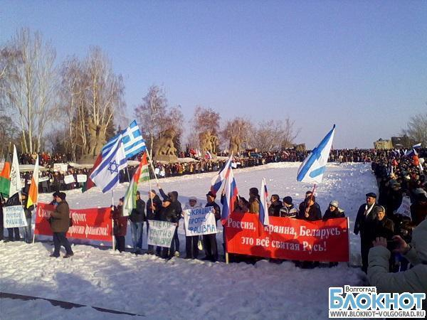 На митинг в поддержку Крыма и Севастополя собралось несколько тысяч волгоградцев