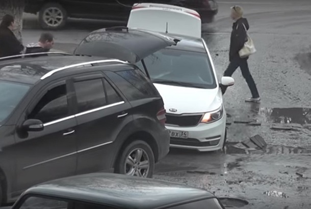 Провалившаяся под асфальт иномарка попала на видео в Волгограде