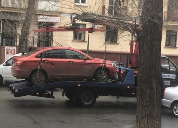 Автомобили нарушителей увозят на эвакуаторе в Волгограде