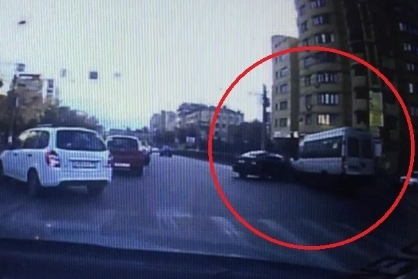 Мощное столкновение маршрутки и иномарки в центре Волгограда попало на видео