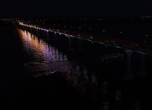 Украшенный разноцветной подсветкой «Танцующий мост» сняли с высоты птичьего полета