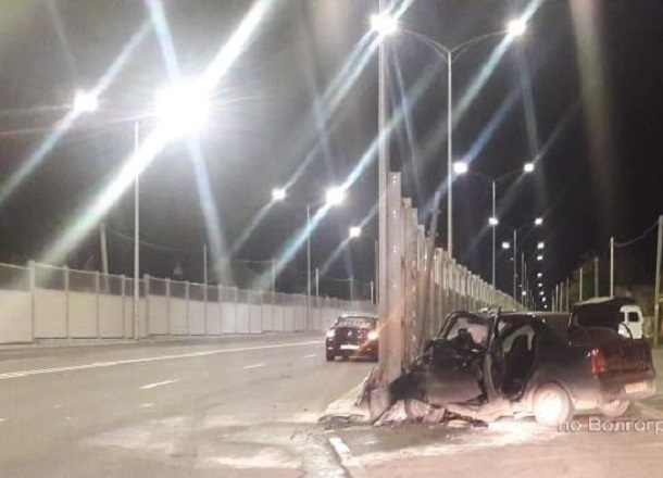 Водитель Renault Logan насмерть разбился о шумозащитный экран дороги на западе Волгограда