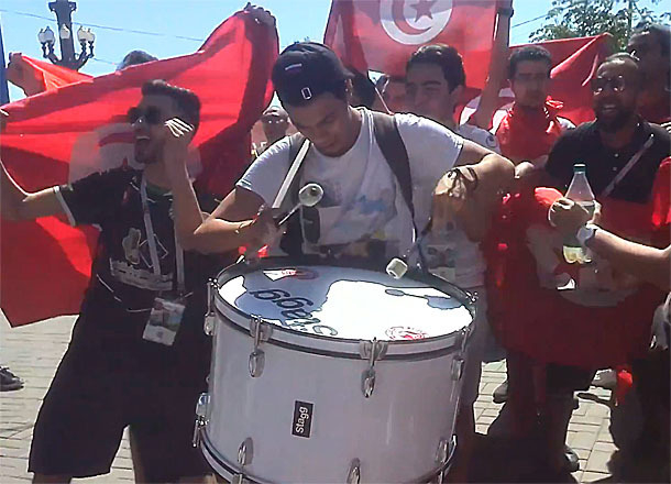 «Дикие» песни и пляски болельщиков из Туниса попали на видео в центре Волгограда