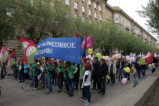 В Волгограде 30 тысяч человек вышли на Первомайскую демонстрацию